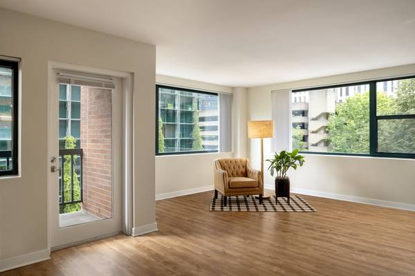 $1,668 / 1 dormitorio - 726 pies² - Viviendas de 1 y 2 dormitorios en el centro - ¡A solo 3 cuadras del frente de agua!63831681846913122