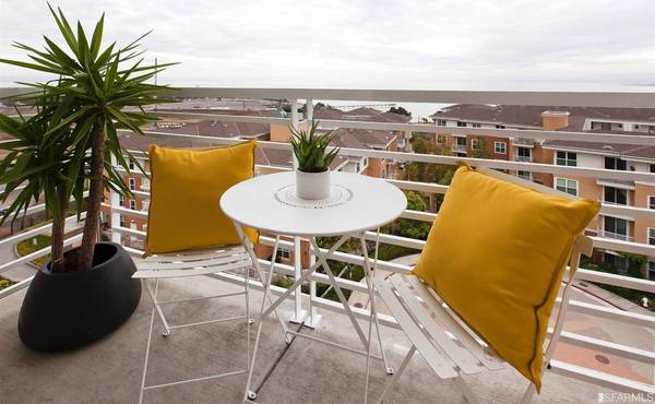 $1,000 / 2br - 875ft2 - Everything is brand new condo unit. (Candlestick Point)64011483755010124