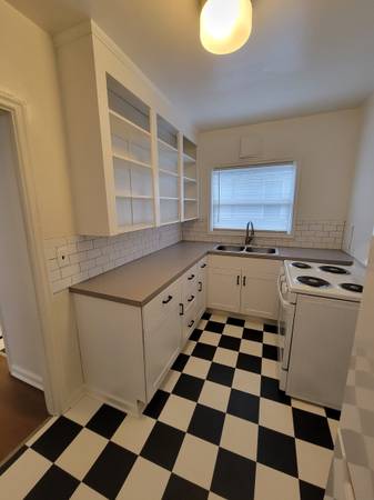 $1,200 / 388ft2 - Charming 1940's studio, near NW 23-Newly remodeled (Walk to Wallace -Forest Park)63845979166339124