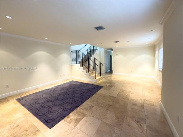$5,900 / 3br - Spacious 3 bed 2.5 bath House for rent in Grove #3022 (Miami)64001849808770122
