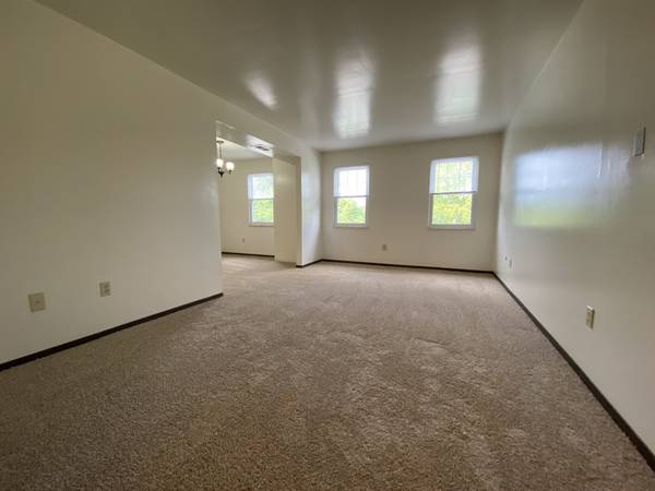 $1,095 / 2br - Amazing Two Bedroom in Bellevue! Central A/C & Equipped Kitchen! (Bellevue/ Avalon/ Ben Avon)64013369187458121