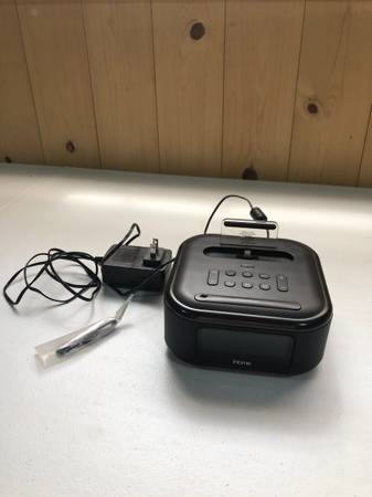 iPhone Phone Charger / Clock Radio 1