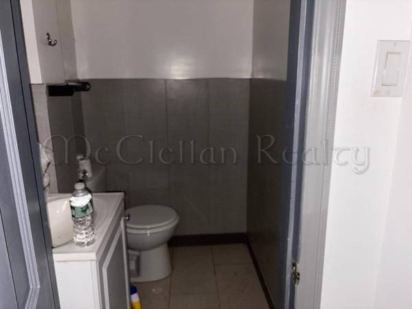 $6,500 / 270ft2 - Ground Floor Retail, Train Station Entrance in Front (West Village)63854289903619124