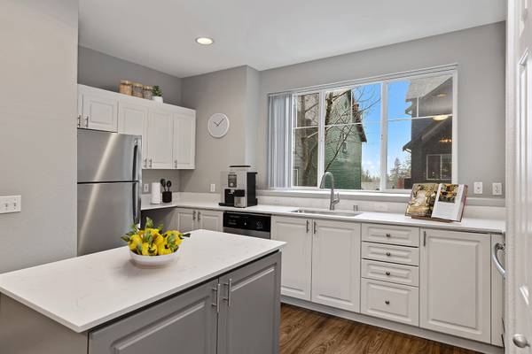 $3,263 / 3br - 1534ft2 - 👀Come See For 8 Weeks Free!👀Beautifully Renovated, Spacious Townhome (1525 Rock Creek Ridge, North Bend, WA)64031309131523124