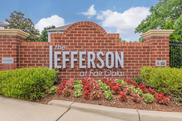 $2,064 / 1br - 886ft2 - On-call Maintenance, Ceiling Fans, Covered Parking (4201 Jefferson Oaks Cir, Fairfax, VA)63896035181187121