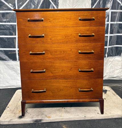 Henredon Five Drawer chest Mid Century Modern. 1