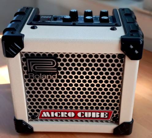 Roland Micro Cube 2W Guitar Amp 1