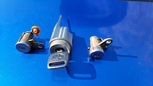 2004 Toyota Tacoma Ignition Switch and Door Cylinders with Key (4 door) 1