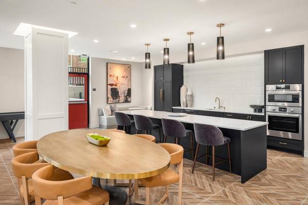 $2,980 / 1br - 696ft2 - Designer Upgrades, Kitchen islands, Pets Welcome (Capitol Hill, First Hill, Seattle)63874306492929124