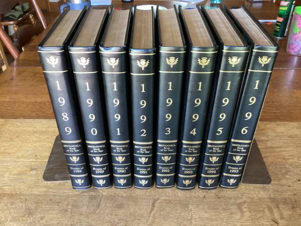 8 Encyclopedia Britannica Book of the Year 1989-1996 1