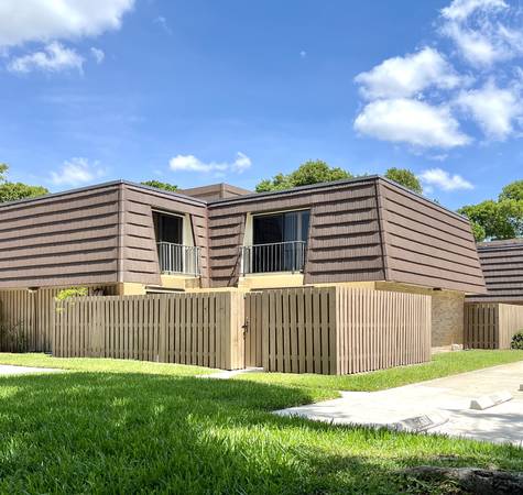 $2,000 / 2br - FREE Locating service 2/2.5 TH.W/D READY water inc. (west palm beach)64049277955587120