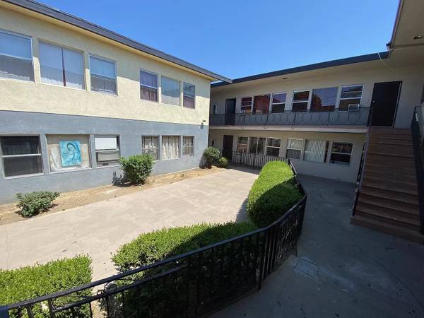 $1,295 / 400ft2 - 4th Street Apts-Gorgeous Newly Remodeled Studio...Great Location! (Mid-Wilshire and Koreatown)64035740311171120