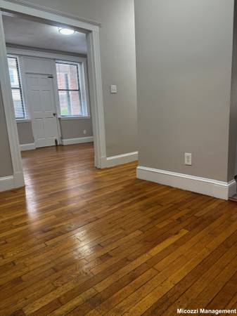 $2,295 / 1br - *SIN COMISIÓN* Unidad completamente renovada en el primer piso con porche, cerca del T *AHORA * (Brighton)63699333501185120