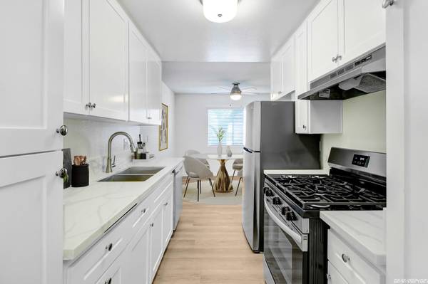 $3,500 / 2br - 1100ft2 - 2 Bedroom 2 BA in West Los Angeles ~ Hardwood Style Floors (West Los Angeles / Close to UCLA)63701074337921121