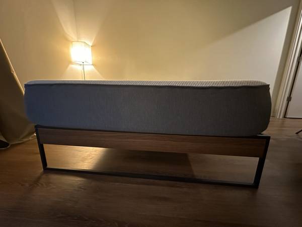 Colchón de espuma viscoelástica Casper tamaño queen + estructura de cama (VENTA POR CAMBIO DE DOMICILIO) - $400 (Distrito Central, Seattle, WA)63471455008387122