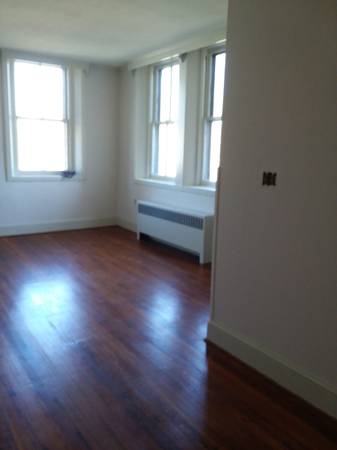 $1,200 / 1br - 800ft2 - Large 1 BR apt. H/HW included (Kinderhook)64035734702465121