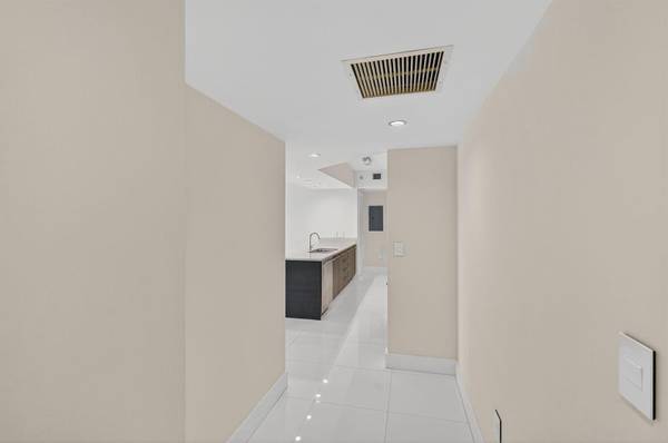$4,200 / 2br - 1111ft2 - Fab Split Floorplan 2bd with Stunning Finishes! (500 Brickell- Brickell)64001848717314122
