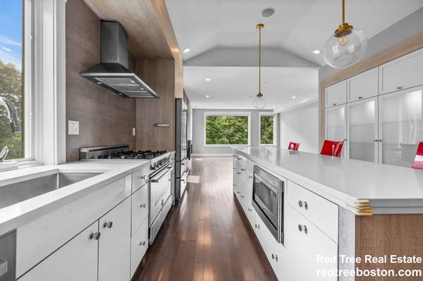 $8,000 / 3br - Absolutely Immaculate Brookline Penthouse w/ Laundry In Unit, Parking!63802072723331121