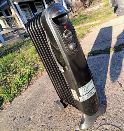 Quality Oil-Filled Radiator Space Heater with Rollers by Comfort Zone 1