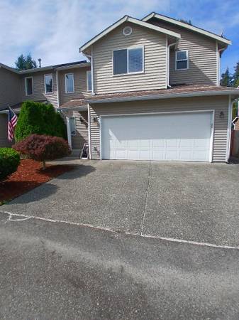 FOR RENT! 3 Bed, 2.5 Bath Pristine 2 story home, fenced, 2 car garage 1