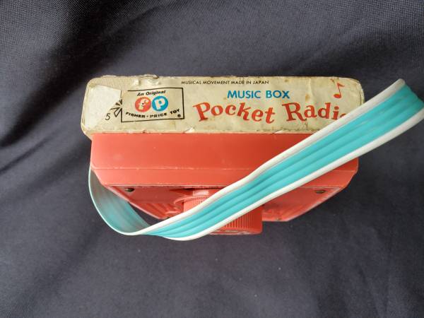 1967 Fisher Price Pocket Radio Music Box Canta una canción de seis peniques juguete - $15 (Tacoma)63437016036867121