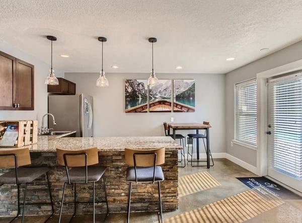 $1,900 / 2br - 961ft2 - Great For Couples, Roommates, Or People Who Really Like Elbow Room (Clackamas, OR)63831771833603122