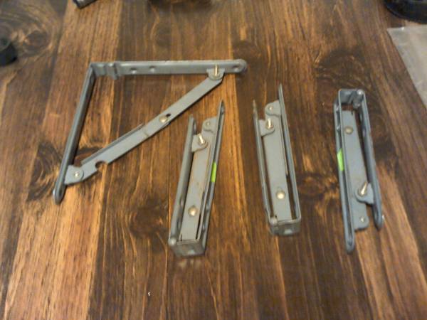 4 Shelve Brackets 1