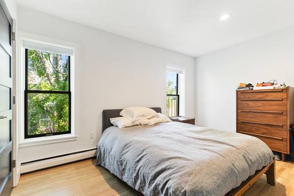 $4,000 / 1br - 608ft2 - Chic Scandinavian-Inspired Penthouse with Private Roof Deck (Boston)63699236575233123