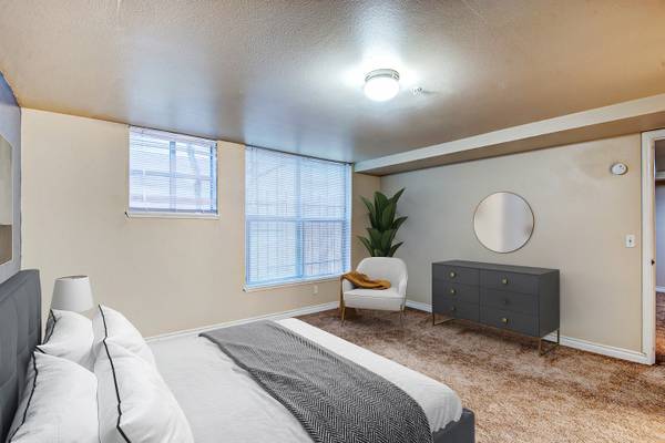 $1,499 / 426ft2 - Superior Maintenance, Views of Elliott Bay, Courtyard (2510 Western Avenue, Suite 100, Seattle, WA)63688586396931121