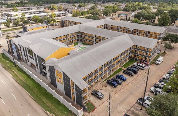 Located in Houston, Studio 1BA, Sparkling pool 1