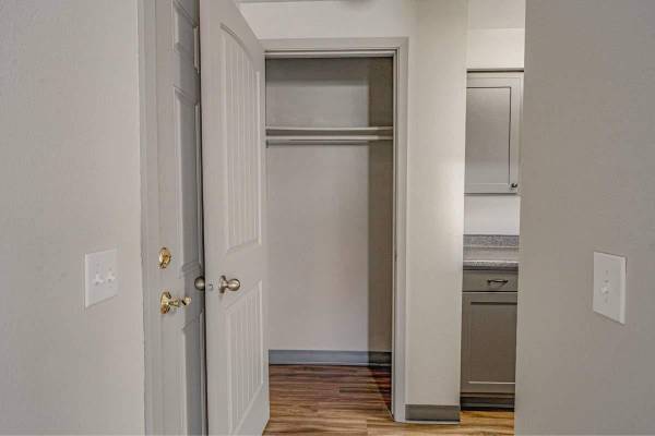 $1,175 / 1br - 580ft2 - Laundry Facility, AC Wall Units, Pool, Baseboard Heaters (boise)63794993225857124