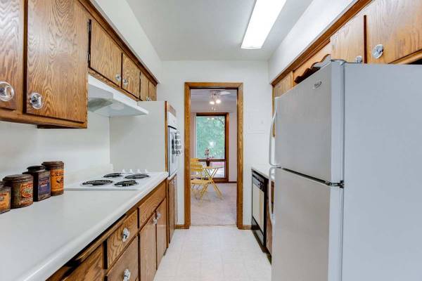 $1,525 / 2br - 1000ft2 - On-Site Laundry Facilities, BBQ & Picnic Areas, Air Conditioner (240 Central Ave N, Wayzata, MN)63990379298818123