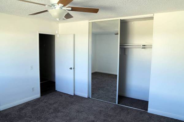 $1,630 / 1br - 970ft2 - Great Value & Low Security Deposit! Great Location ! (Riverside)64028081868802122