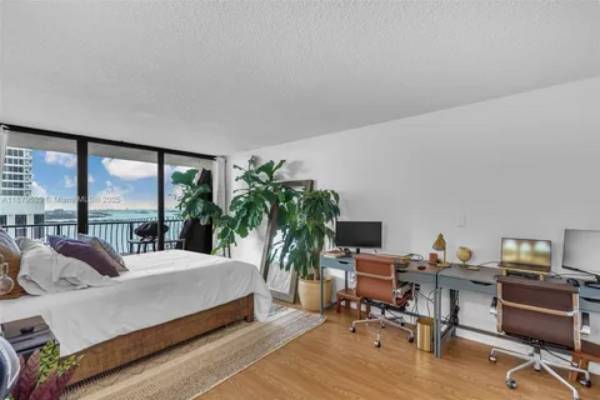 $1,860 / 1br - 890ft2 - Penthouse Living at Venetia Condominium! (Miami)63769571448963124