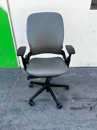 office chair -steelcase V2 LEAP 1