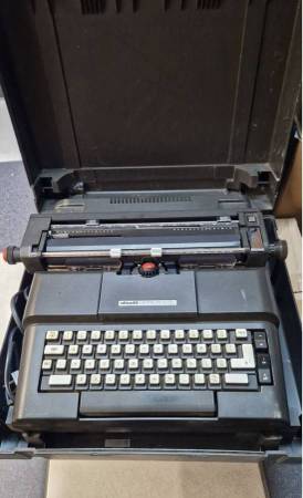 Vintage Olivetti Lexikon 83DL Typewriter w/ Original Case (1970) 1