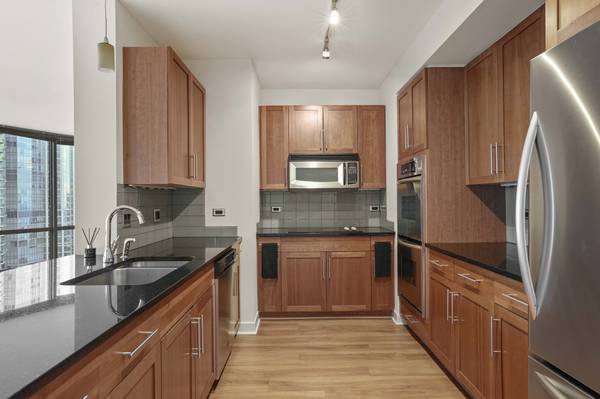 $3,694 / 3br - South Loop Spacious 2 Bedroom + Den with a VIEW, Gym, Pool, 24/hr Sec (South Loop)64041643440259124
