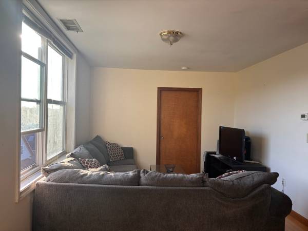 $1,100 / 3br - 1 Room in 3bed/ 2 ba near Davis/ Porter (Somerville)63828337531523121