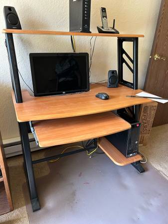 Computer desk - $40 (Bellingham)634358117315871212