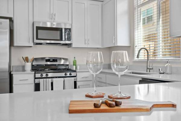 $2,349 / 1br - 1027ft2 - Washer/Dryer Included, Smart Home Integration, Playground (6122 Plaza Loop, Rocklin, CA)64044027252609123