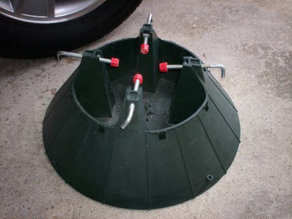CHRISTMAS TREE STAND OVERSIZED FOR LARGE TREE 1