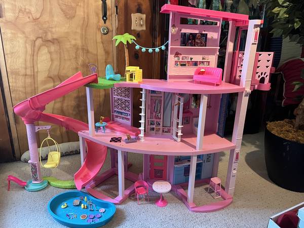 Barbie Doll Dreamhouse Pool Party 1