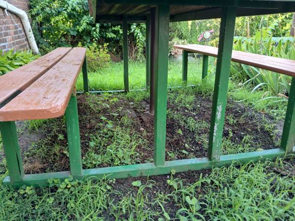 PICNIC TABLE 1