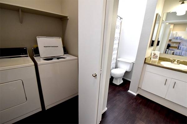$1,995 / 1br - 675ft2 - Bright! 1 bedroom apt, Modern kitchen, LUX bath, W/D inside, Pool view (Seattle)63870757343491122