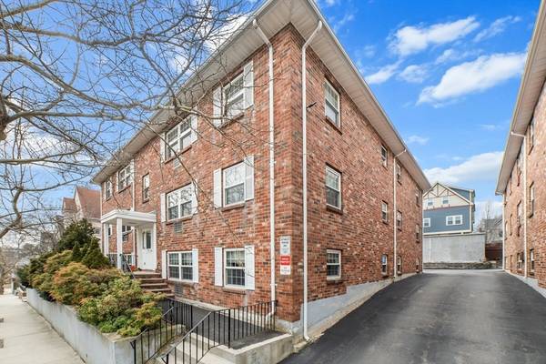 $1,075 / 1br - condo super clean sunny one bedroom and bathroom apartment. (Somerville)63611897257859121