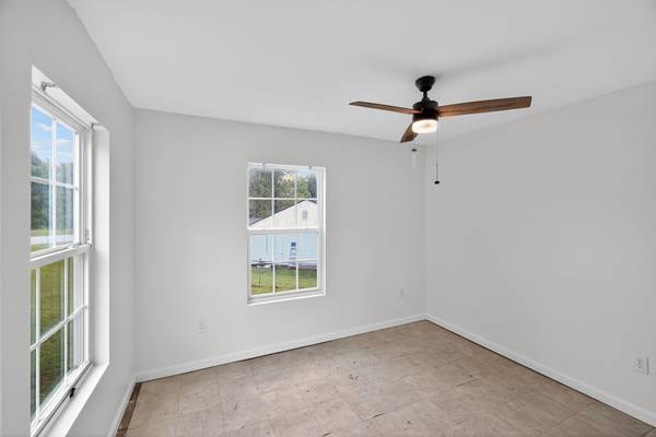 $1,275 / 3br - 3 BR in Quiet Area w/ Fenced Yard *AVAIL IMMEDIATELY* Pets OK (Trinity)64027440037505124