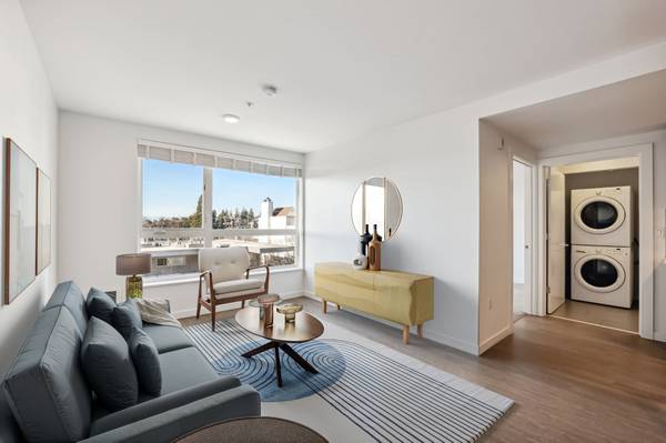 $2,095 / 1br - 597ft2 - LARGE OPEN ONE BEDROOM ON TOP FLOOR. ROOF TOP DECK (West Seattle)63659499686787121