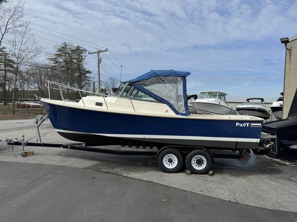 2005 Holby Pilot 24' Cuddy Downeast Style Express Boat Trailer 1