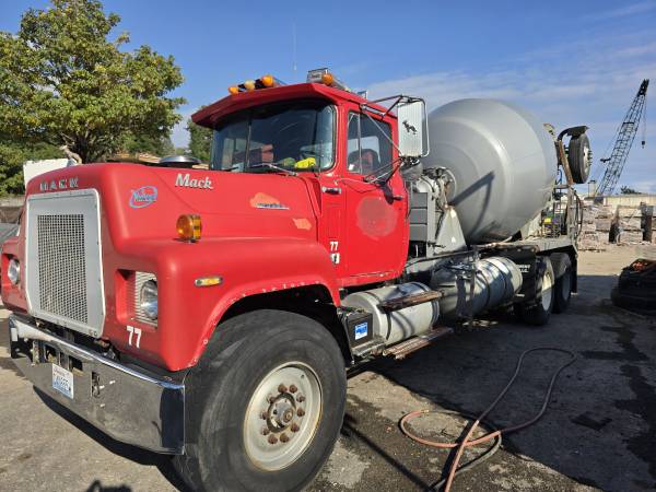 Mack RS600L Cement Mixer 1