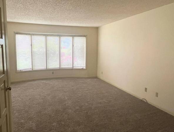 $1,410 / 2br - 2 Bed !  Gorgeous Brickwork & Spacious Greenery ** Seasonal Pool (South Salem)63660394566401122